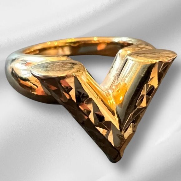 Louis Vuitton Berg Essential LV Guilloching Ring Golden - Picture 2 of 5